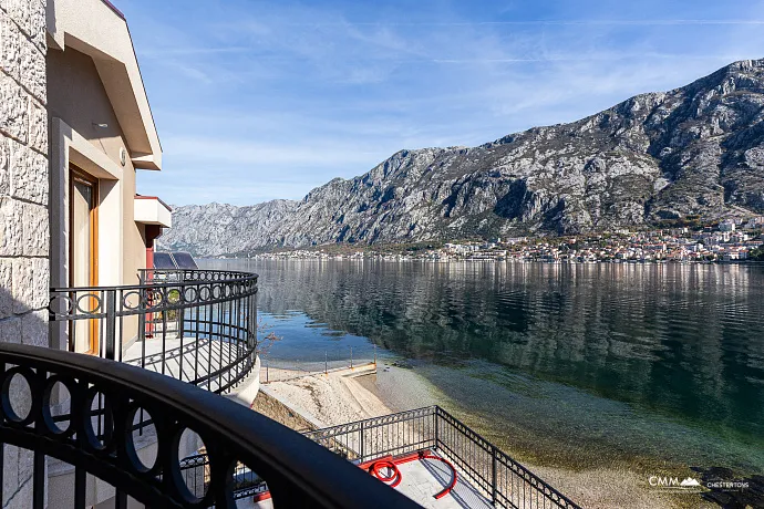 Eine luxuriöse dreistöckige Villa in erster Meereslinie in Kotor